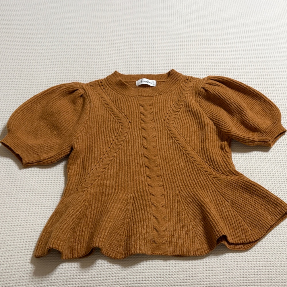 NWOT Herring Stones boutique short sleeve peplum sweater. Size Large